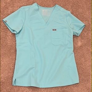 Figs Catarina One-Pocket Scrub Top - Fresh Aqua in size Small